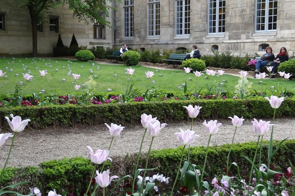 Paris: Guided tour of Marais in German - Start at 31 Rue de Rivoli: Hôtel de Ville sets the tone fast