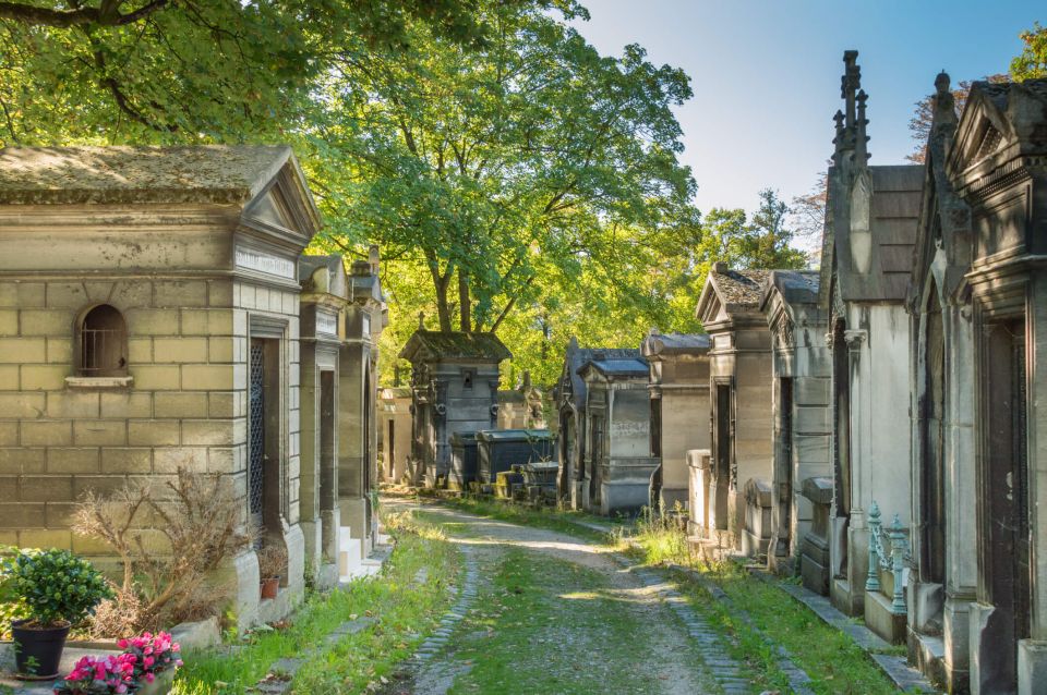 Paris: Haunted Père Lachaise Cemetery Guided Tour - Price and value: why $25 can feel fair here