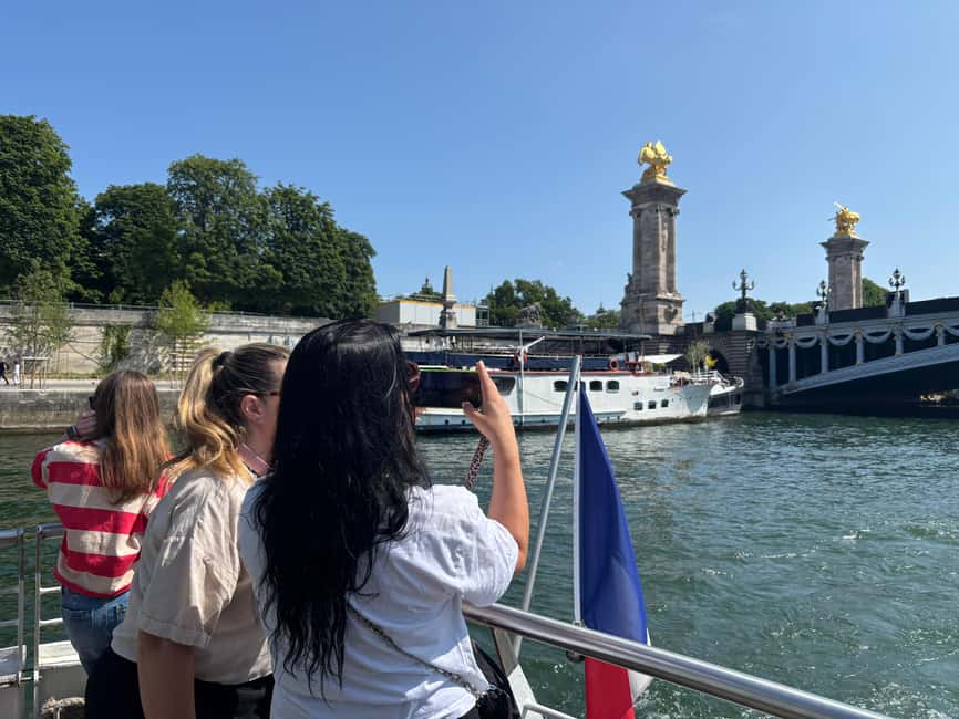 Paris: Hop-On Hop-Off Seine Cruise Pass with 9 Stops - The boat experience: heated, glassy, and built for photos