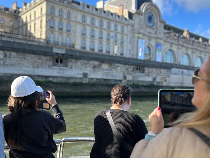 Paris: Hop-On Hop-Off Seine Cruise Pass with 9 Stops - Using the multilingual webapp: turn views into facts