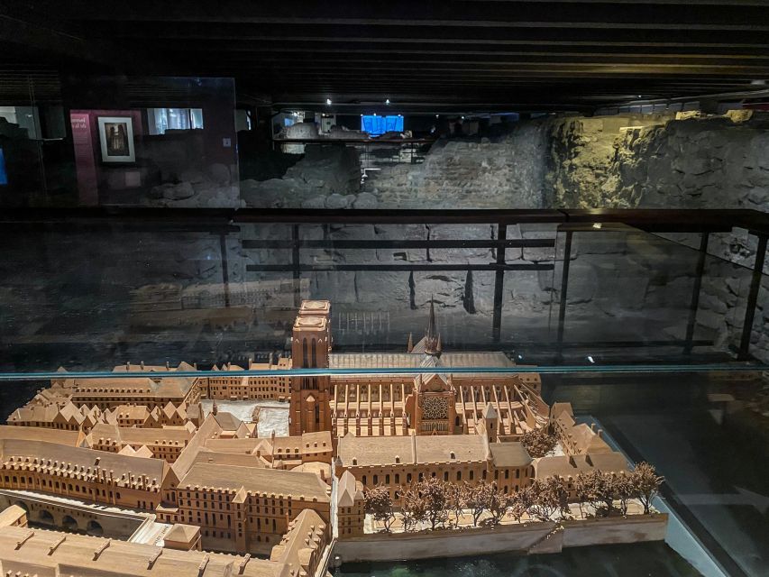 Paris: Île de la Cité and Notre-Dame Walking Tour With Crypt - Key things you’ll notice on this Île de la Cité walk