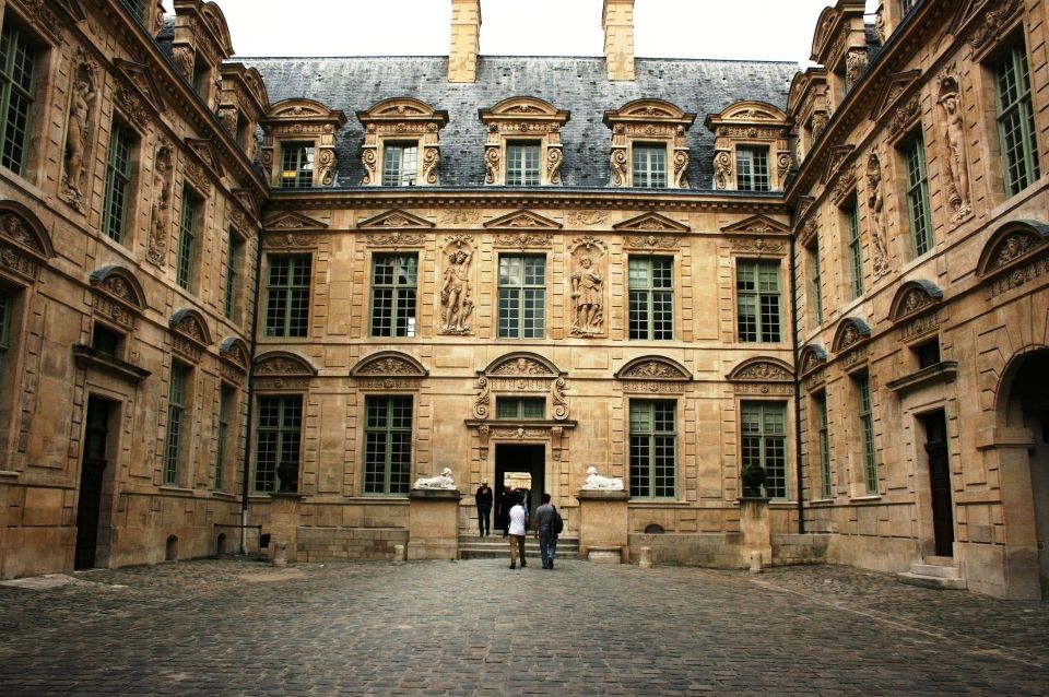Paris: Le Marais Highlights Guided Small Group Walking Tour - Hôtel de Sens and the mansion route: reading power in stone