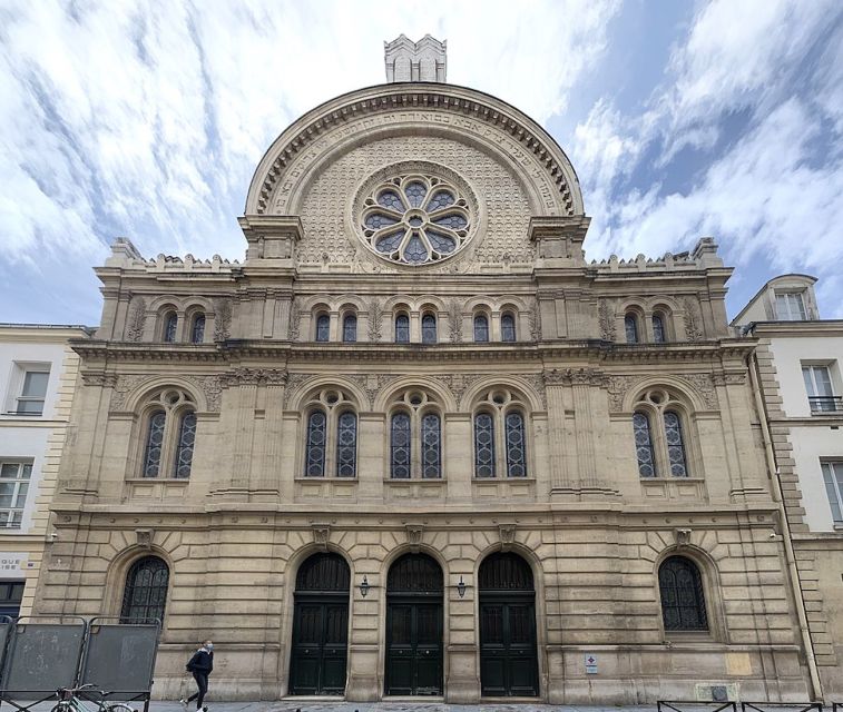 Paris: Le Marais & Montmartre Jewish History Walking Tour - Montmartre transfer and second wind: public transport, then uphill energy