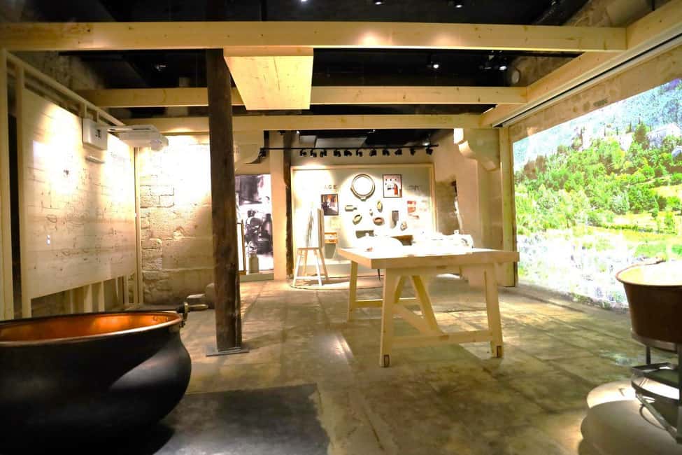 Paris: Living Cheese Museum Guided Tour with Cheese Tasting - Cheese on Île Saint-Louis: the setting and why it matters