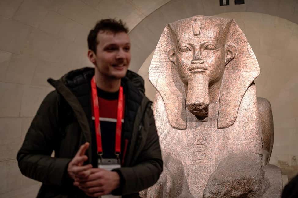Paris: Louvre Masterpieces Tour with Pre-Reserved Tickets - Neoclassical sculpture and the Salon Carré: statues you’ll actually remember