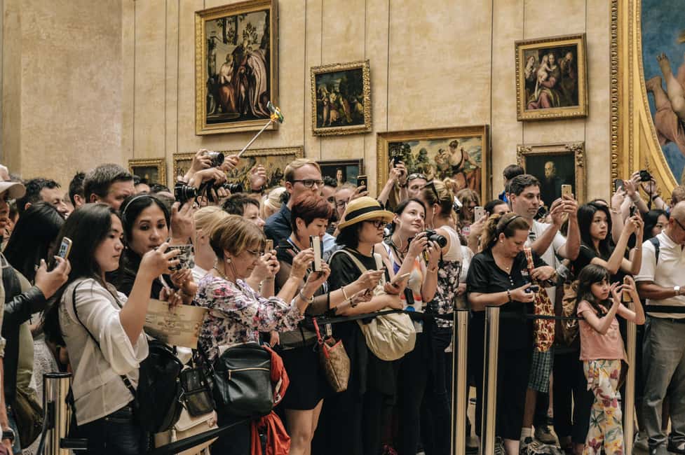 Paris: Louvre Museum Hosted Entry & Masterpieces Audio Guide - Meeting the Host: Benlux Duty Free on Rue de Rivoli