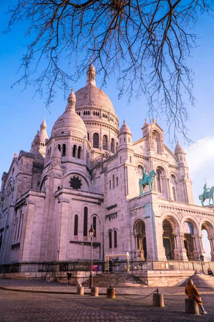Paris: Montmartre Hidden Gems and Highlights Walking Tour - Meeting Point and the vibe: 90 minutes that actually feel tight