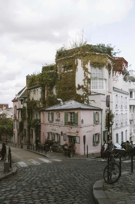 Paris: Montmartre hidden gems walking Tour with Local Guide - Entering Montmartre at Sacré-Cœur and La Place Saint Pierre