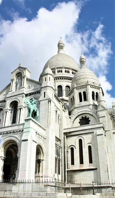 Paris: Montmartre hidden gems walking Tour with Local Guide - Pink House, vineyards, cabarets, and alleyway charm