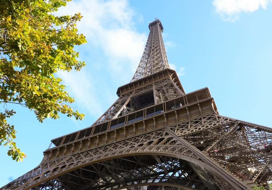Paris: Montmartre, Notre-Dame, & Louvre Tour with Cruise - Île de la Cité walk: Notre-Dame area without the headache