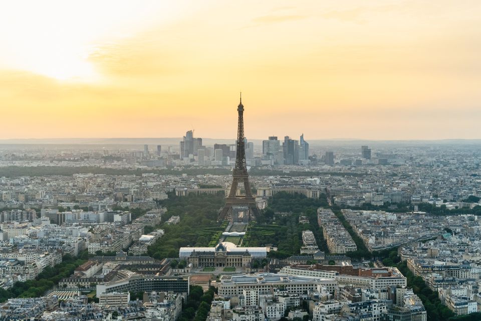 Paris: Montparnasse Tower Observation Deck Entry Ticket - Magnicity on your phone: AR stories and 3D reconstructions that help you read Paris