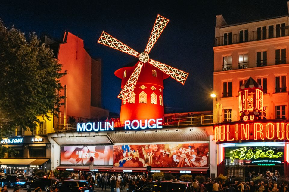 Paris: Night Bus Tour with Audioguide - Louvre area to Notre-Dame: the first big street-level-to-night jump