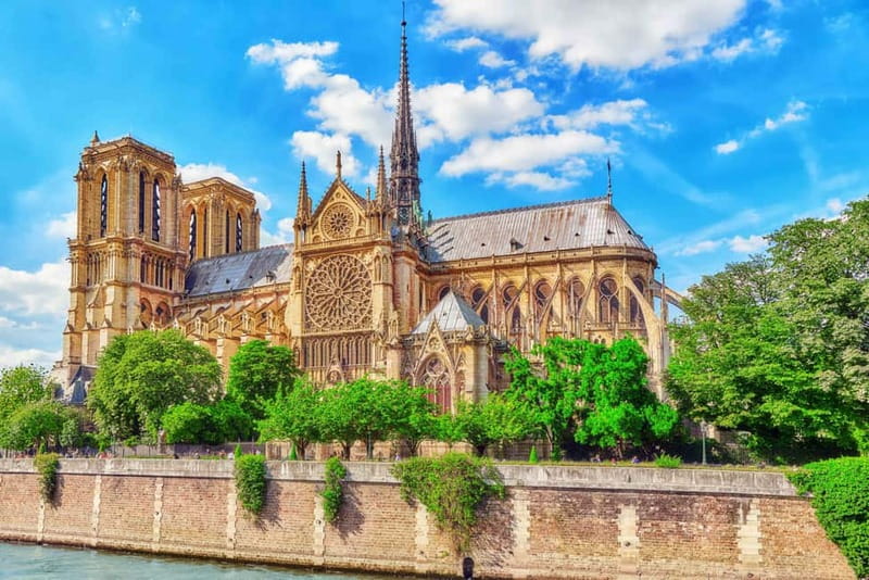 Paris: Notre-Dame Cathedral Exterior Tour & Free Entrance - Walking Onto Île de la Cité: A 30-Minute Setup for What You’ll See