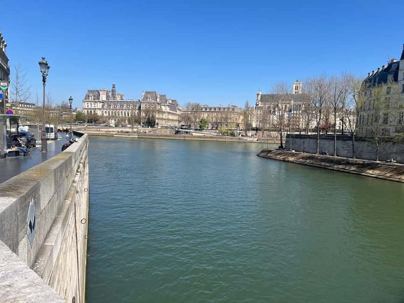 Paris: Notre-Dame Cathedral Exterior Tour & Free Entrance - Who should book this Notre-Dame tour?