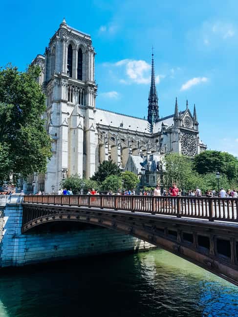 Paris: Notre Dame Cathedral Exterior Tour with Free Entry - Where to Meet: Your Best Strategy for Staying With the Group