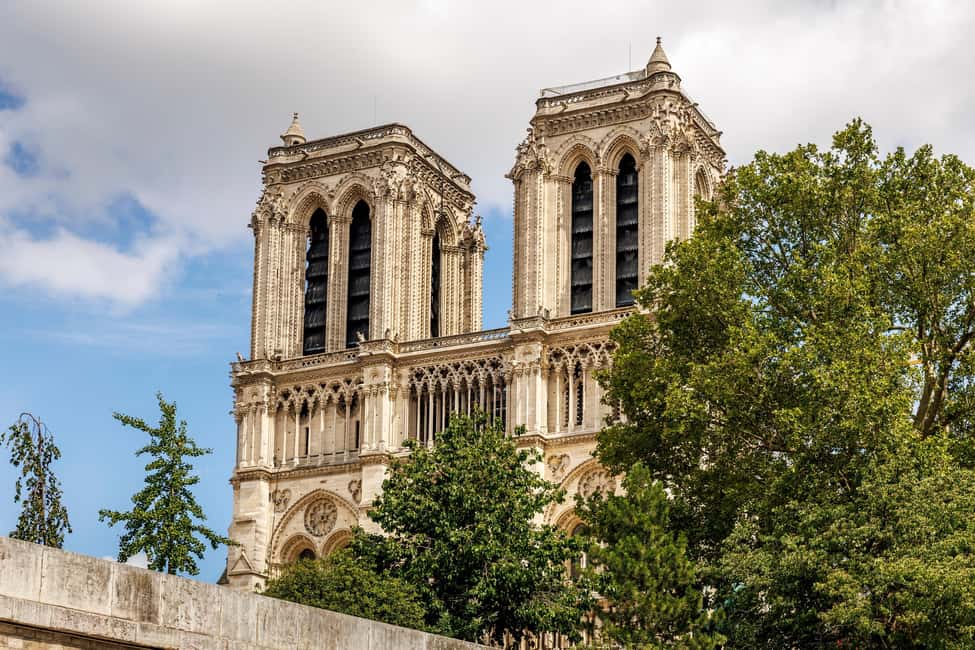 Paris: Notre Dame Outside Tour and Sainte Chapelle Ticket - Finding your group at Pont Neuf (and why it’s a good start)