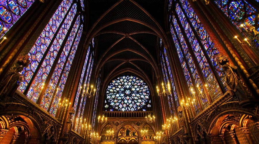 Paris: Notre Dame Outside Tour and Sainte Chapelle Ticket - A quick literary detour: Shakespeare and Company across the Seine