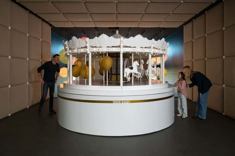 Paris: Paradox Museum Entrance Tickets - Host or greeter support in English and French