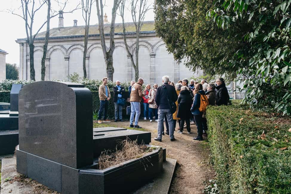 Paris: Pere Lachaise Cemetery Guided Tour - Guides, Language, and What You Can Expect from the Tour Style