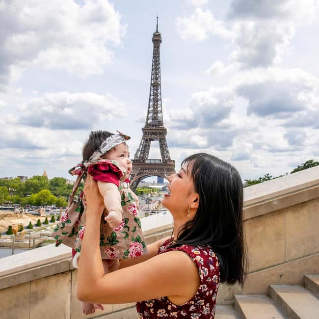 Paris: Photoshoot Around Eiffel Tower with 55 Edited Photos - Languages and who this suits best