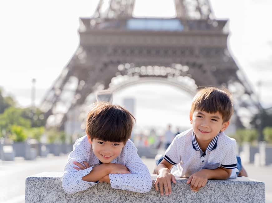 Paris: Premium Photoshoot with Iconic Eiffel Tower Views - 15 minutes vs VIP: how session length shapes your photos