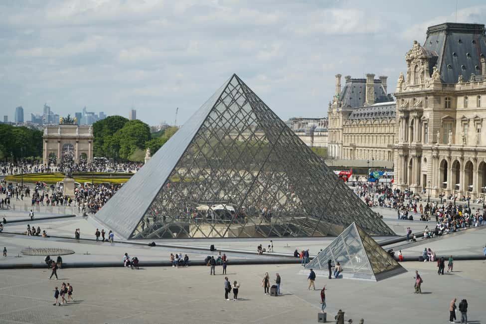Paris: Private 2-Hour Walking Tour with a Parisian guide - Guide Quality and Languages: Why It Changes the Whole Walk
