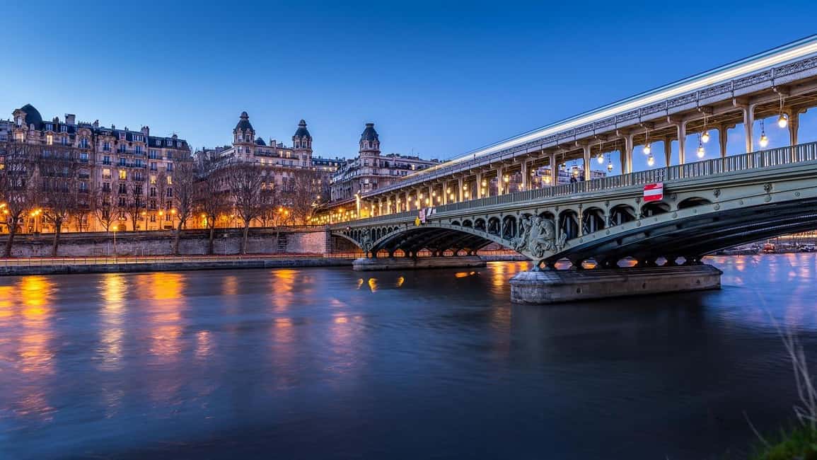 Paris: Private 2-Hour Walking Tour with a Parisian guide - Timekeeping Reality: The 2-Hour Promise vs. What You Feel in Your Feet
