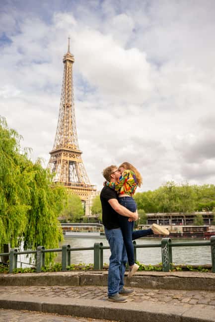 Paris: Private Photoshoot at the Eiffel Tower - Posing with confidence: how the session keeps it fun