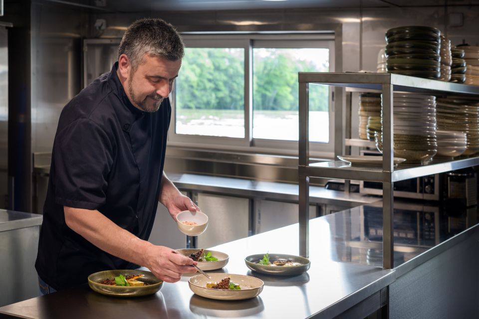 Paris: Romantic Cruise with 3-course Dinner on Seine River - Service and extras: tables, staff personalities, and the onboard photographer