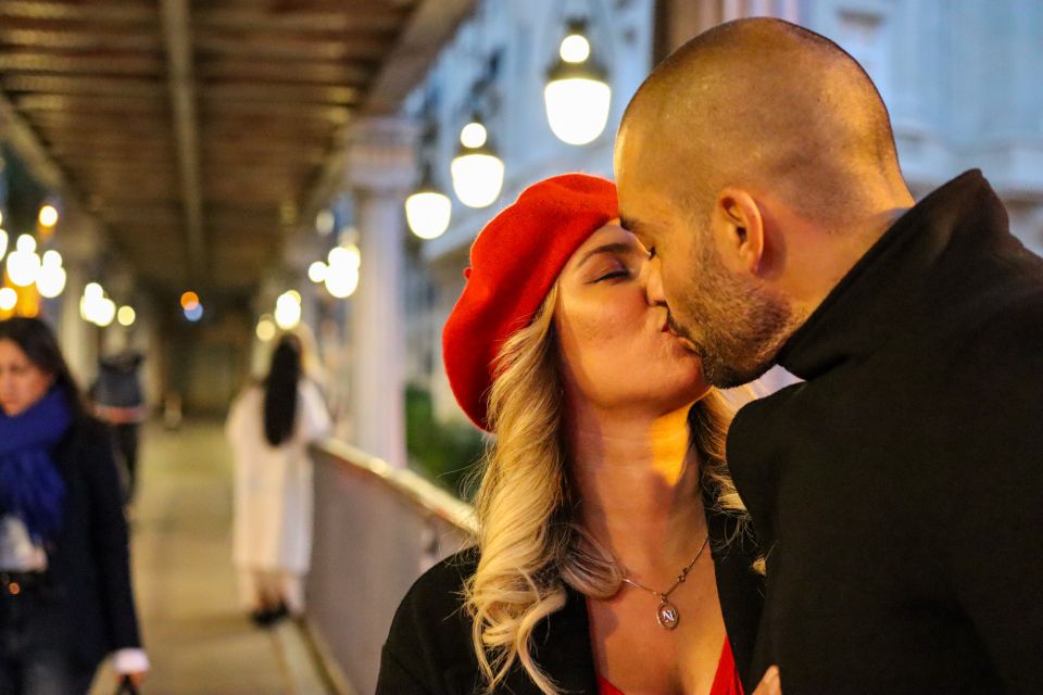 Paris: Romantic Photoshoot for Couples - How the Photographer Guides You (Without Turning It Into a Performance)