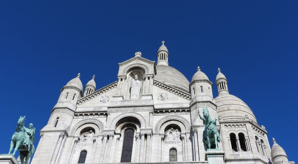 Paris: Sacré-Coeur and Montmartre Tour with Expert Guide - La Maison Rose: a quick stop with big Montmartre vibes