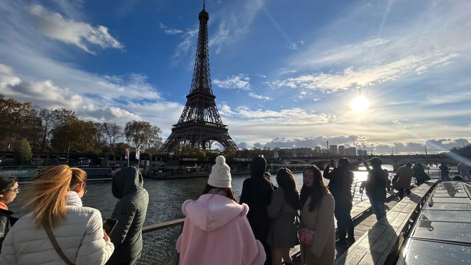 Paris: Seine River Cruise and 3-course Bistro Lunch - The 1-hour Seine cruise on Bateaux Parisiens: comfort plus commentary