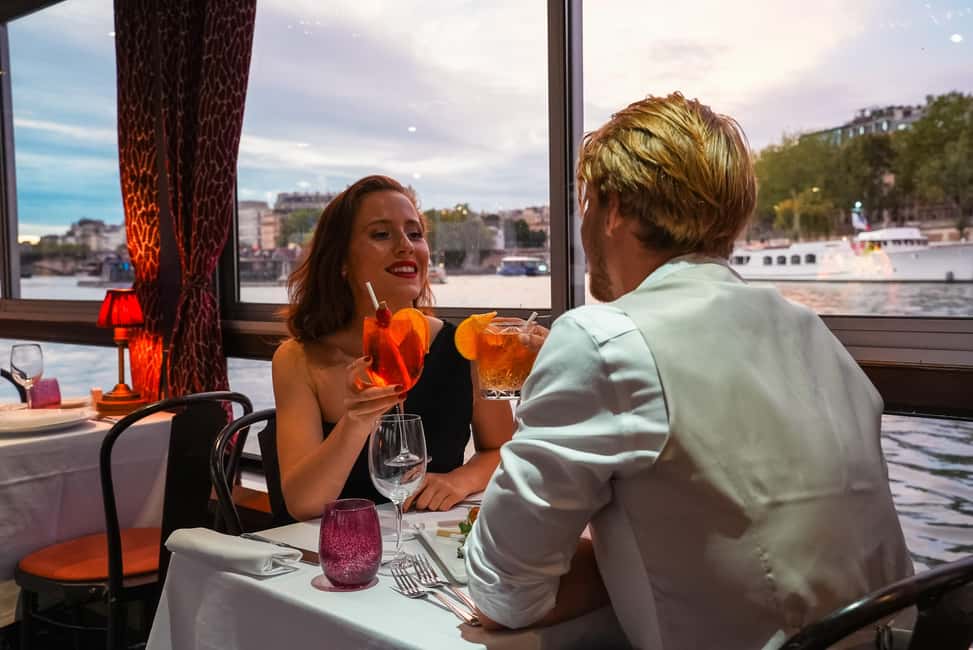 Paris: Seine River Cruise with 3-Course Dinner & Live Music - Live singer and pianist: the soundtrack that actually fits dinner