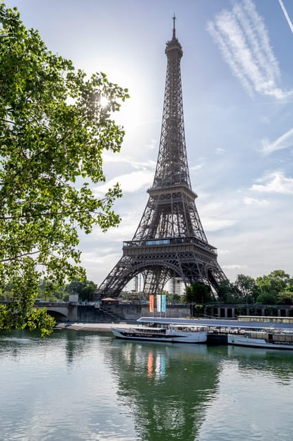 Paris: Seine River Cruise with Champagne from Eiffel Tower - Champagne on board: a small inclusion that changes the mood