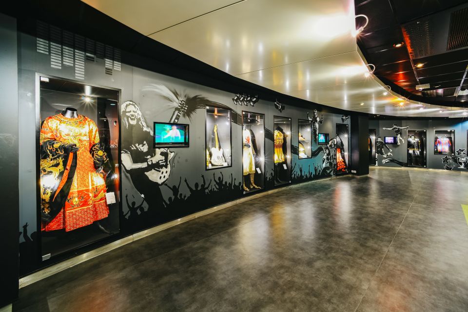 Paris: Stade de France Behind the Scenes Tour - The player tunnel experience: walking the route of famous moments