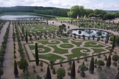 Versailles: Skip-the-Line Versailles Palace and Gardens Tour - Finding the Tour Group at the Louis XIV Statue