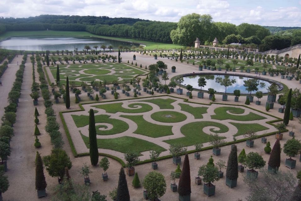 Versailles: Skip-the-Line Versailles Palace and Gardens Tour - Finding the Tour Group at the Louis XIV Statue